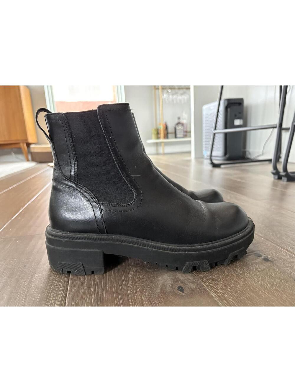 House of Harlow 1960 Leather Chunky Chelsea Boots 9